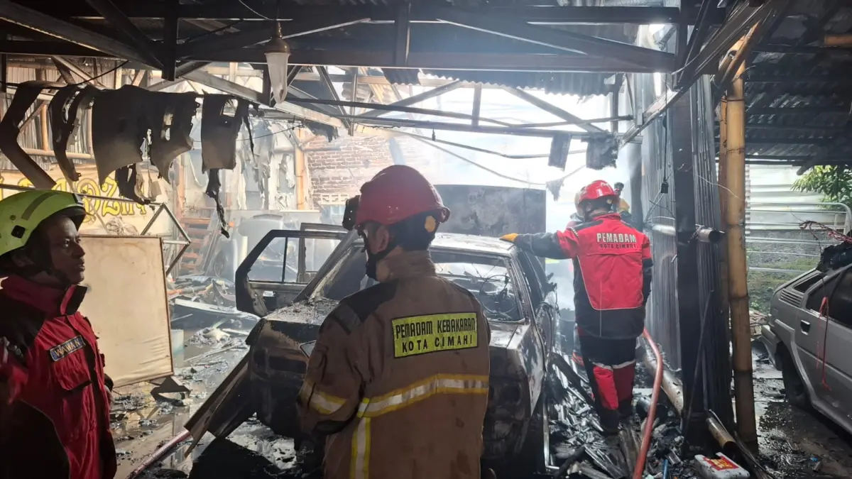 Petugas Damkar Kota Cimahi saat Melakukan Pemadaman Api pada Sebuah Bengkel di tengah Kawasan Padat Penduduk