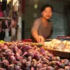 Pedagang Pasar Tagog Keluhkan Sepinya Pembeli di Tengah Ketidakpastian Ekonomi