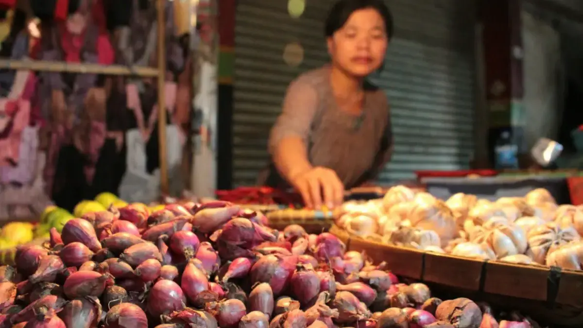 Pedagang Pasar Tagog Keluhkan Sepinya Pembeli di Tengah Ketidakpastian Ekonomi Pedagang Pasar Tagog Keluhkan Sepinya Pembeli di Tengah Ketidakpastian Ekonomi