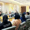 Hearing Komisi V DPRD Jawa Barat bersama perwakilan OSIS. Bahas perubahan skor SPMB Sekolah Maung. (son)