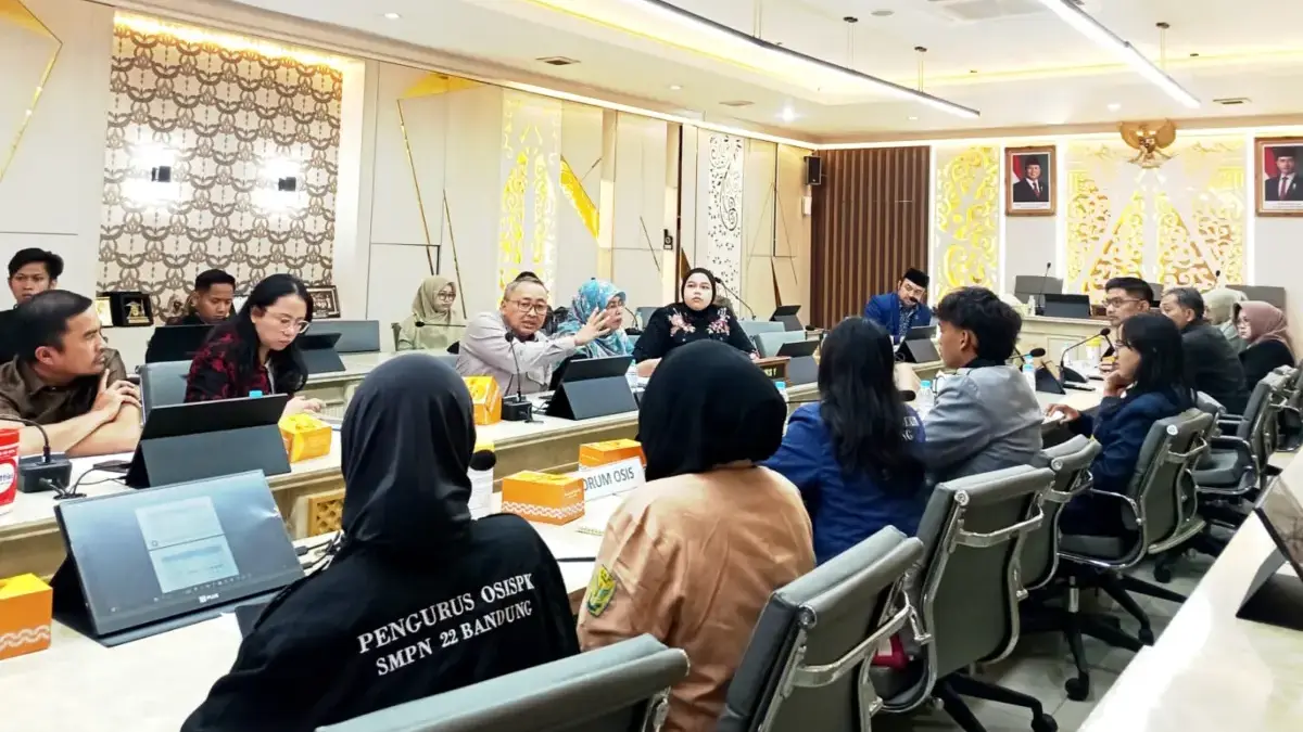 Hearing Komisi V DPRD Jawa Barat bersama perwakilan OSIS. Bahas perubahan skor SPMB Sekolah Maung. (son)