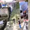 Sebuah mobil box milik Badan Gizi Nasional (BGN) menabrak gapura Gang Warung Loa hingga roboh di Kecamatan Tam