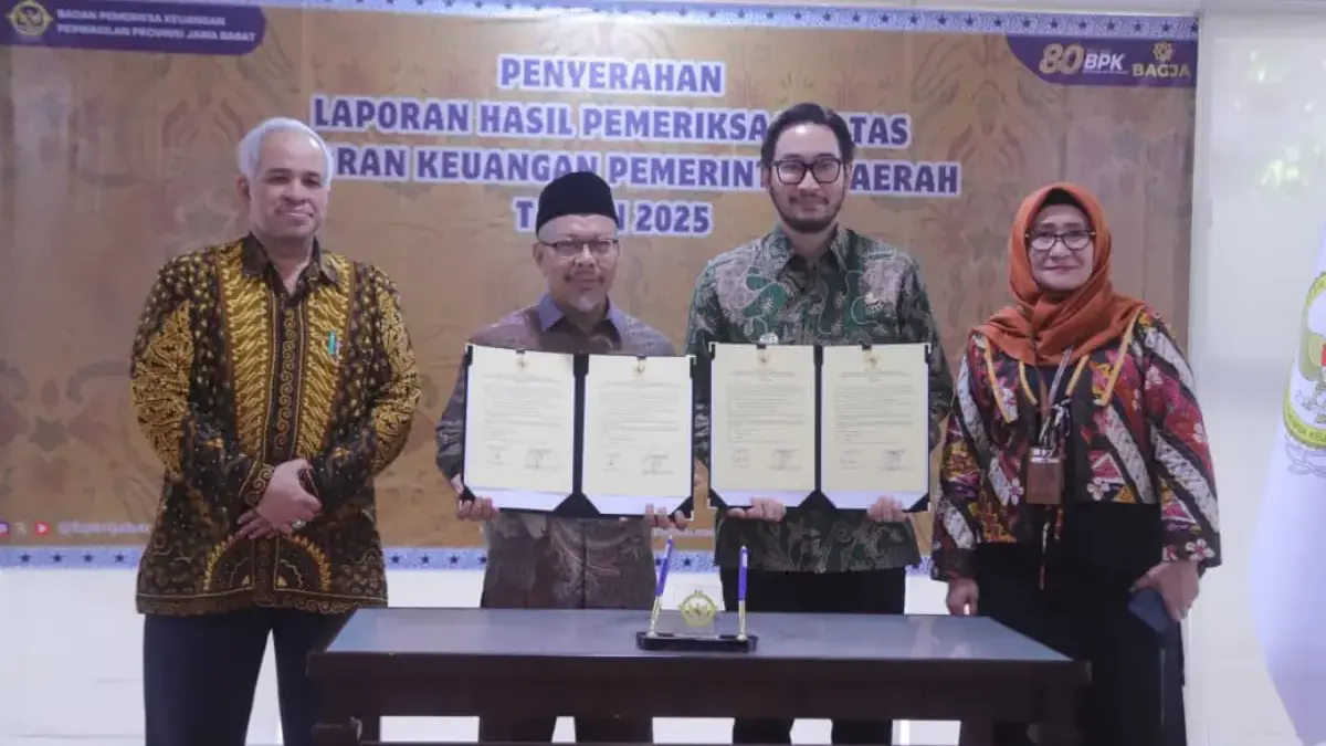 Bandung Barat Pertahankan WTP Lima Tahun Berturut-turut, Jeje: Harus Berdampak pada Kesejahteraan Masyarakat Bupati Bandung Barat, Jeje Ritchie Ismail didampingi Ketua DPRD KBB Mahdi saat menerima predikat WTP di BPK RI