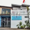 Jurnalis memotret suasana di depan fasilitas Satuan Pelayanan Pemenuhan Gizi (SSPG) Dapur Panyandaan yang ditu