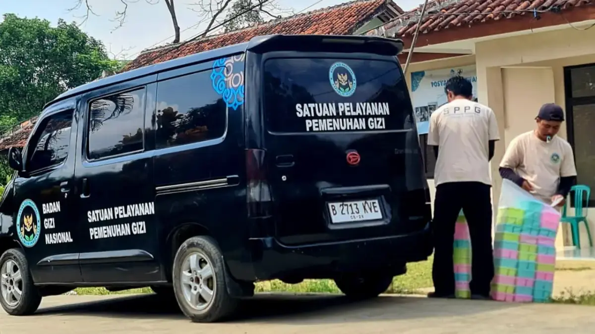 Petugas SPPG saat melakukan pengantaran hidangan MBG di daerah Kecamatan Sukaraja, Kabupaten Tasikmalaya