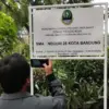 Jurnalis memotret plang penanda SMAN 28 di Jalan Pacuan Kuda, Arcamanik, Kota Bandung, Selasa (9/6/2026)