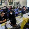 Orang tua siswa mendatangi Sekolah Manusia Unggul (Maung) terkait kendala pendaftaran SPMB di Bandung.