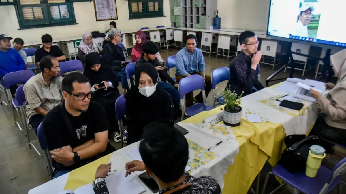 Orang tua siswa mendatangi Sekolah Manusia Unggul (Maung) terkait kendala pendaftaran SPMB di Bandung.