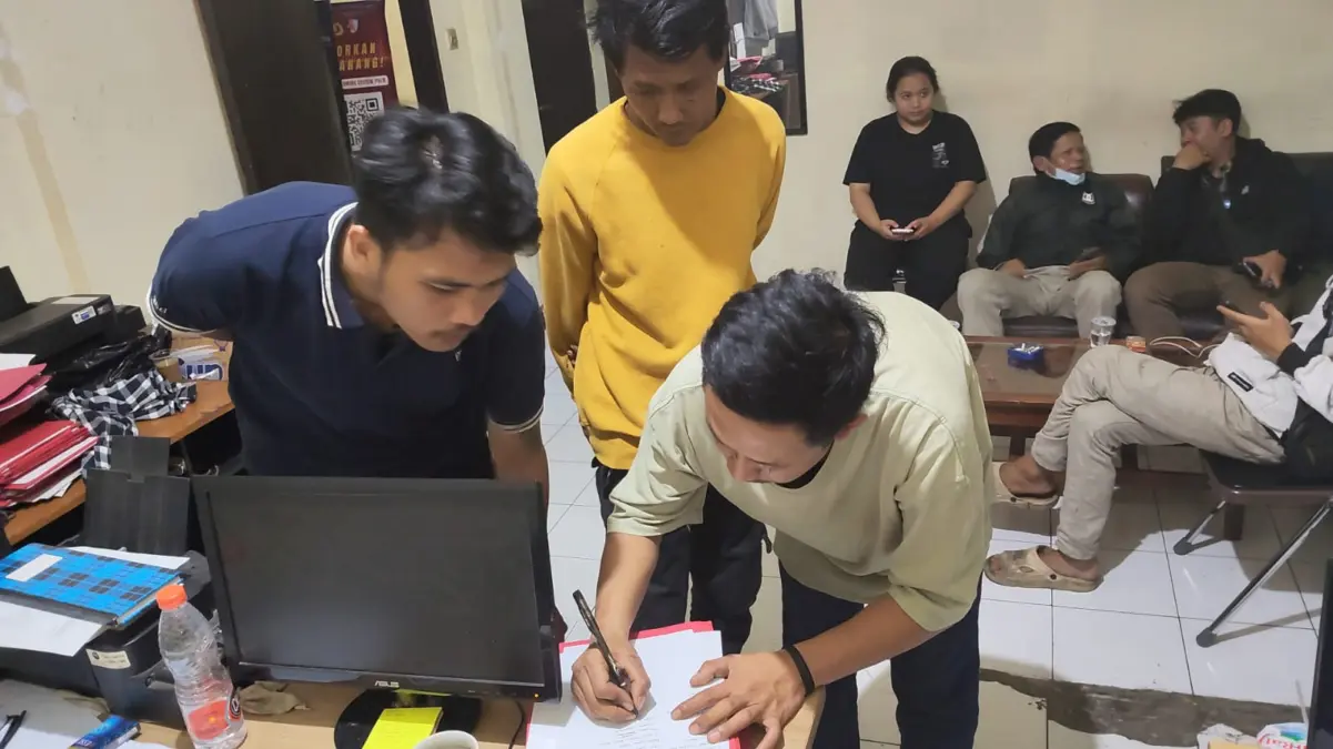 Terduga Pelaku pemalakan di cigending Ujungberung saat Membuat surat pernyataan atas aksinya