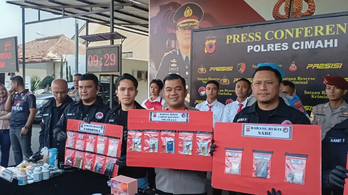 Kasus Perdana 'Pod Getar' di Jabar, Selebgram Bandung Diduga Edarkan Ketamin Cair Wakapolres Cimahi, Zulkarnaen dan Kasat Narkoba Polres Cimahi, Iptu Reyhan Kusuma saat Menunjukkan Barang Bukt
