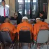 Tiga orang tersangka curanmor saat menjalani pemeriksaan di Mapolres Tasikmalaya, Rabu (10/6/2026)