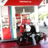Pengendara mengisi bahan bakar non-subsidi di SPBU Pertamina Jalan Riau, Bandung, Rabu (10/6/2026)