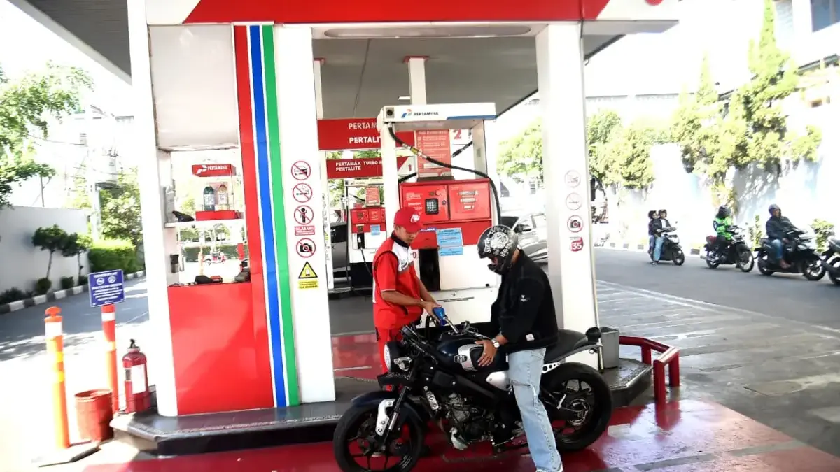 Pengendara mengisi bahan bakar non-subsidi di SPBU Pertamina Jalan Riau, Bandung, Rabu (10/6/2026)