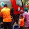 Tim BPBD Kabupaten Bogor saat mendistribusikan air bersih kepada masyarakat yang terdampak kekeringan di Wilay