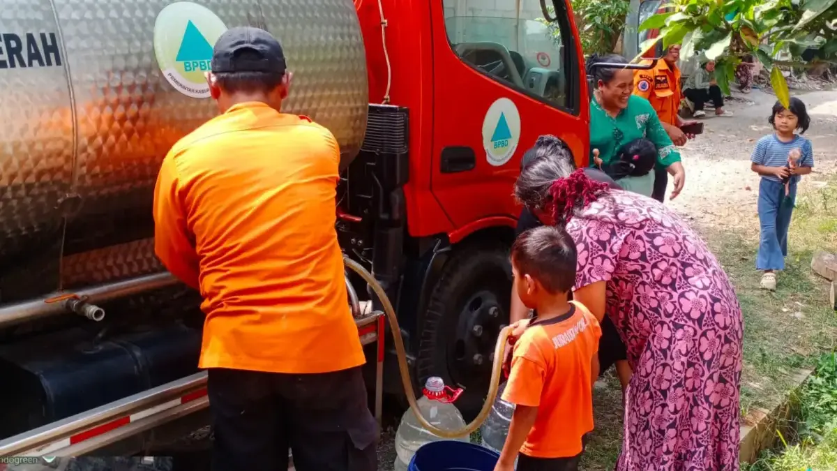 Kekeringan Disertai Krisis Air Bersih Melanda Citeureup Bogor, 517 Jiwa Terdampak Tim BPBD Kabupaten Bogor saat mendistribusikan air bersih kepada masyarakat yang terdampak kekeringan di Wilay