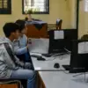 Ilustrasi: Orang tua siswa mendatangi Sekolah Manusia Unggul (Maung) terkait kendala pendaftaran SPMB di Bandu
