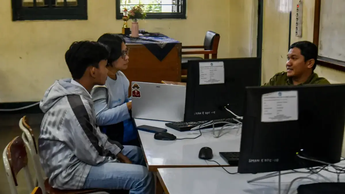 Rancu, FKSS Jabar Pertanyakan Program PCMB Ilustrasi: Orang tua siswa mendatangi Sekolah Manusia Unggul (Maung) terkait kendala pendaftaran SPMB di Bandu