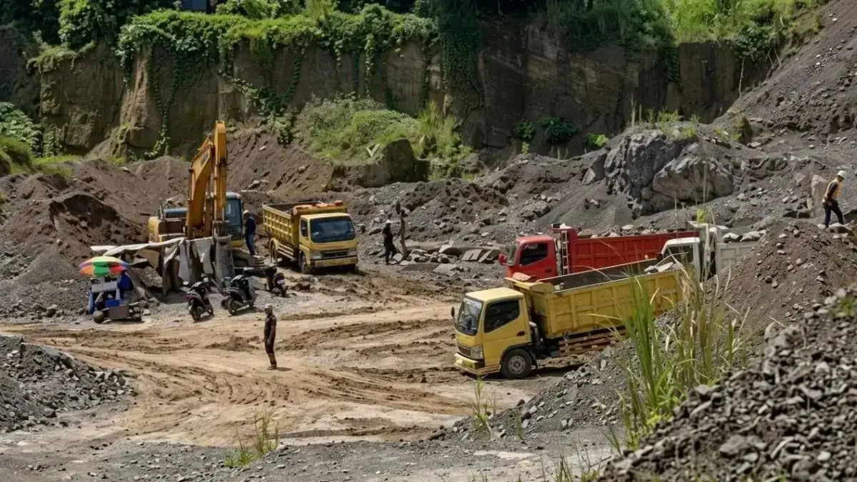 Pemerhati Lingkungan Sebut Pengerukan Material Gunung Gembok Berdampak Negatif Aktifitas galian di Gunung Gembok Desa Sinartanjung Kota Banjar sebelum ditertibkan oleh pihak kepolisian
