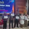 Mariana Hesty Kusumawati SPd (dua kanan) saat meraih Juara 2 dalam ajang Gemilang Praktik Baik Guru dan Tenaga