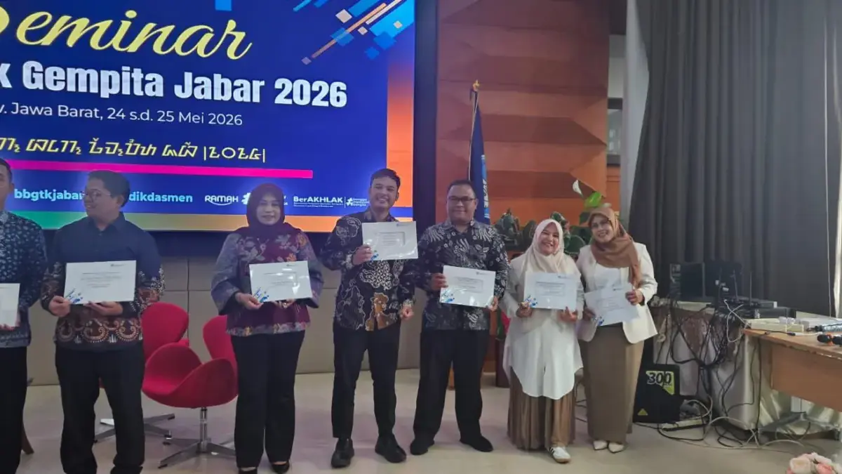 Berkat Inovasi Weekend Read Digital, Kepsek SD di Kota Banjar Ini Terbang ke Tiongkok Mariana Hesty Kusumawati SPd (dua kanan) saat meraih Juara 2 dalam ajang Gemilang Praktik Baik Guru dan Tenaga