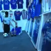 Pengunjung melihat koleksi jersei tim Persib Bandung yang dipajang pada Pameran Jersei Persib di Visual Studio
