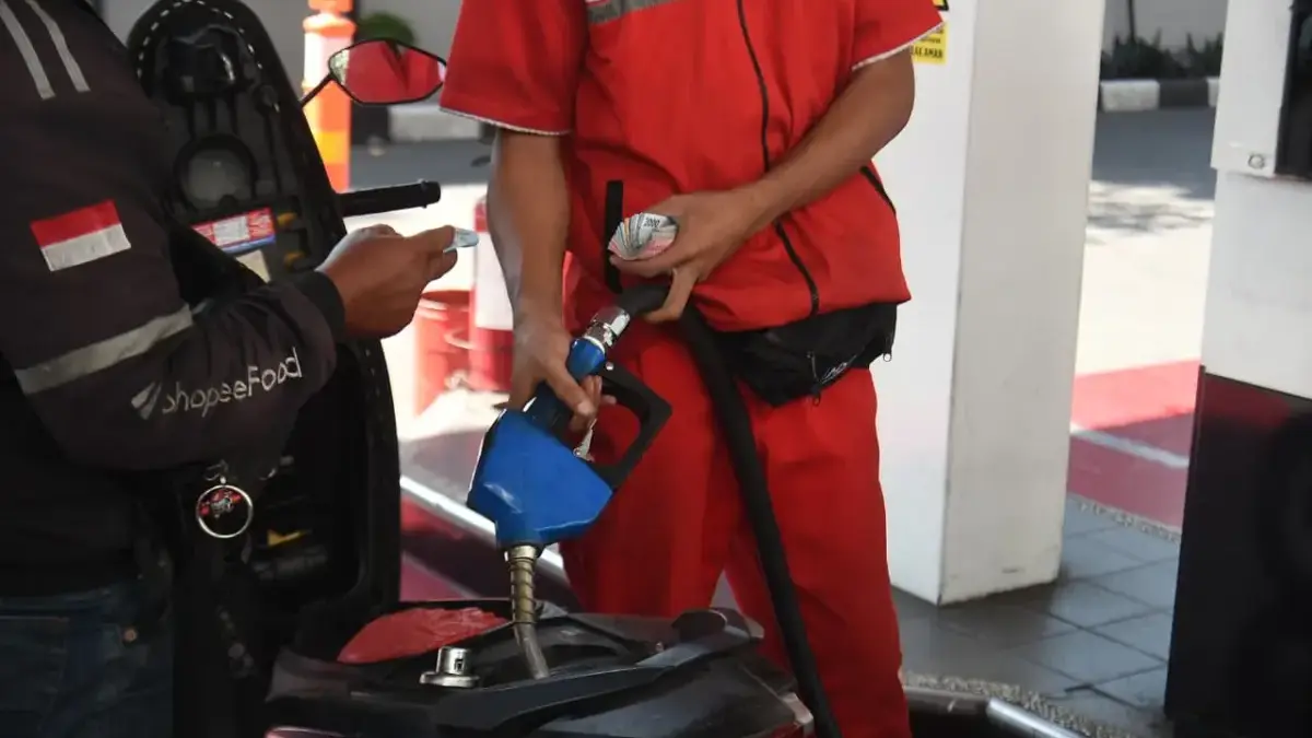 Harga BBM Nonsubsidi Naik, Pakar Ekonomi Unpas: Efek Domino Bakal Bebani Masyarakat Pengendara mengisi bahan bakar non-subsidi di SPBU Pertamina Jalan Riau, Bandung. Foto: Dimas Rachmatsyah / Ja