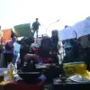 Pengunjuk rasa dari Forum Masyarakat Peduli Pendidikan memasak saat berunjuk rasa di Gedung DPRD Jawa Barat, K