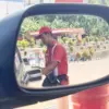 Petugas SPBU saat melayani konsumen. Foto Hendi Jabar Ekspres