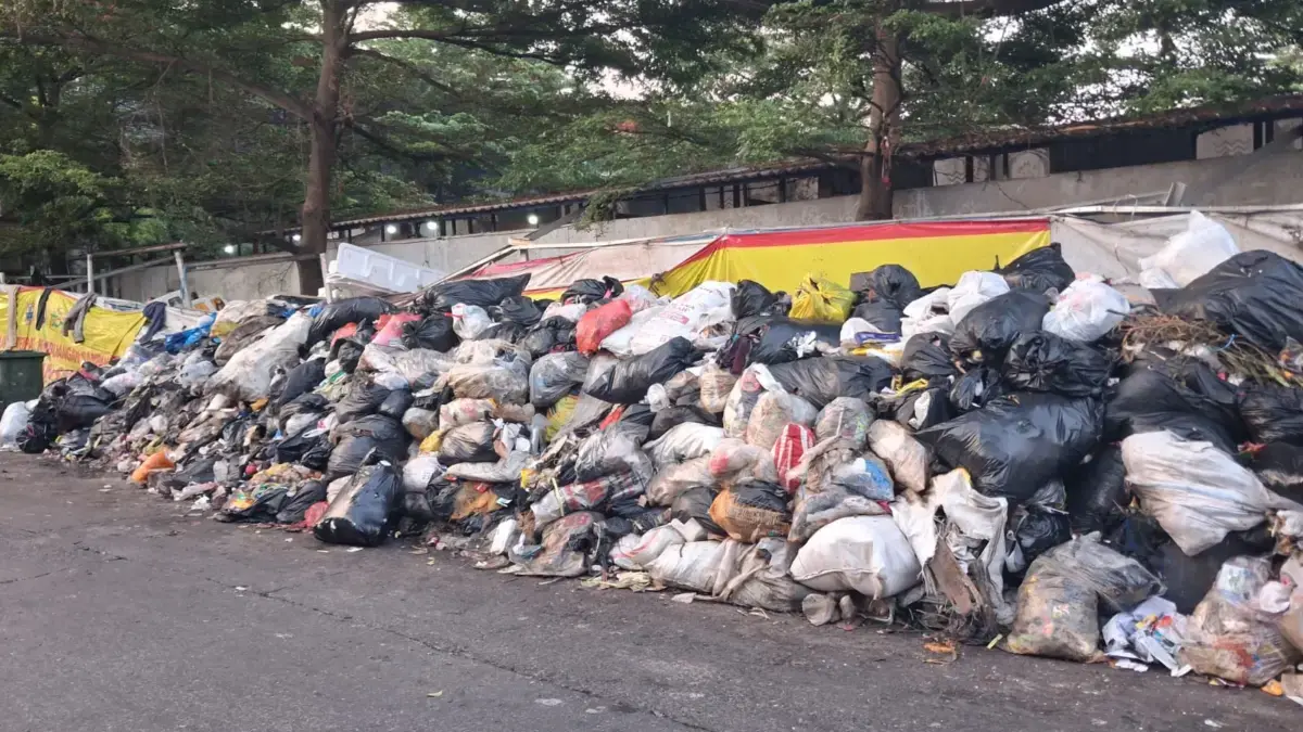 Gunungan Sampah di Kawasan Sekitar Pasar Atas Cimahi (mong)