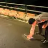 Petugas kepolisian saat lakukan olah TKP di lokasi kejadian lakalantas di Flyover Kiaracondong Bandung