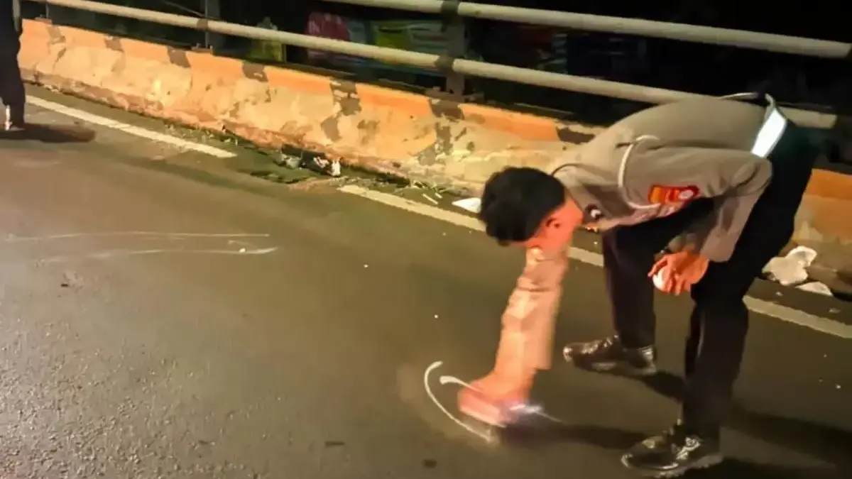 Adu Banteng di Flyover Kiaracondong, Dua Pengendara Motor Terluka dan Dilarikan ke Rumah Sakit Petugas kepolisian saat lakukan olah TKP di lokasi kejadian lakalantas di Flyover Kiaracondong Bandung