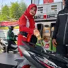 Petugas SPBU 34.405.02 Cibabat, Kota Cimahi saat Mengisi BBM jenis Pertalite pada Konsumen (Mong)