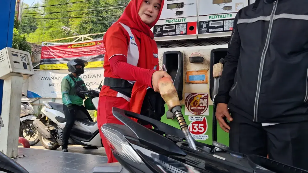 Petugas SPBU 34.405.02 Cibabat, Kota Cimahi saat Mengisi BBM jenis Pertalite pada Konsumen (Mong)