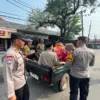Petugas Polsek Cariu, Kabupaten Bogor saat gelar penyekatan di dua titik perbatasan pada Jumat (12/6/2026) gun