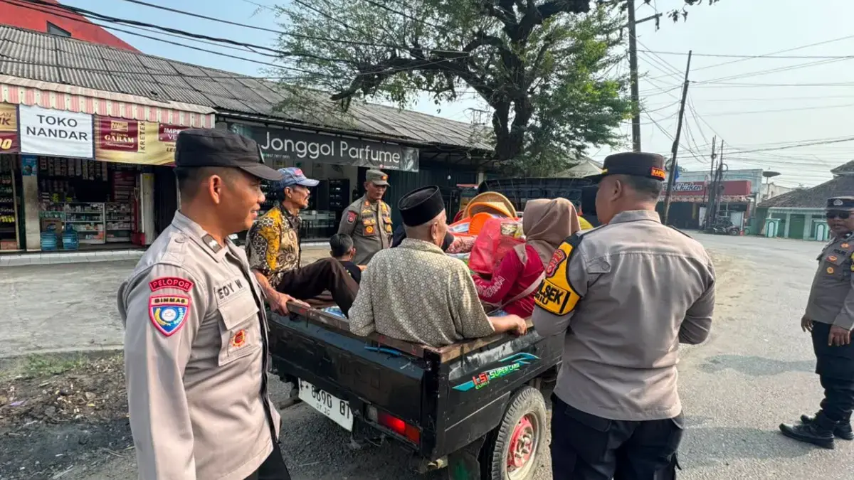 Cegah Pelajar Ikut Demo BEM UI, Forkopimcam Cariu Perketat Pengawasan di Jalur Menuju Jakarta Petugas Polsek Cariu, Kabupaten Bogor saat gelar penyekatan di dua titik perbatasan pada Jumat (12/6/2026) gun