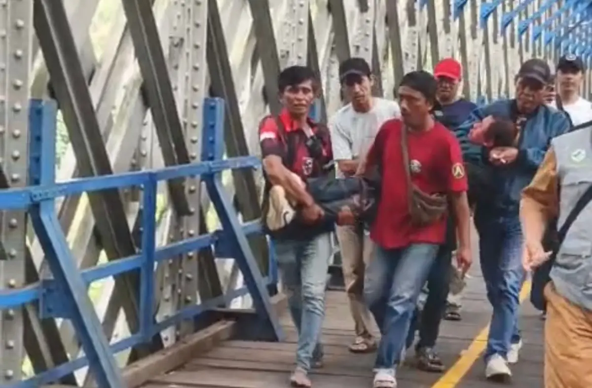 Aksi Nekat ODGJ Memanjat Jembatan Cirahong, Hampir Tertemper Kereta Api – jabarekspres.com