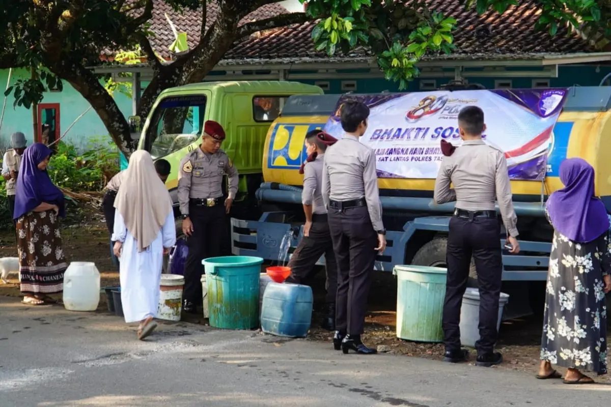 Sambut Hari Bhayangkara ke-80, Polres Tasikmalaya Salurkan 8.000 Liter Air Bersih dan 100 Paket Sembako – jabarekspres.com