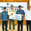 Simbolis. Wali Kota Banjar Ir H Sudarsono berdama wakilnya H Supriana dan Kepala Bank BJB Cabang Banjar Neddi