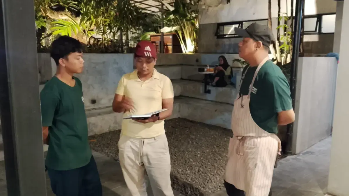 Cungkil Kaca Dapur, Maling Gondol Uang dan Tablet Kasir Kafe di Cibinong Cungkil Kaca Dapur, Maling Sikat Uang dan Tablet Kasir Kafe di Cibinong Bogor. FOTO: Polsek Cibinong.