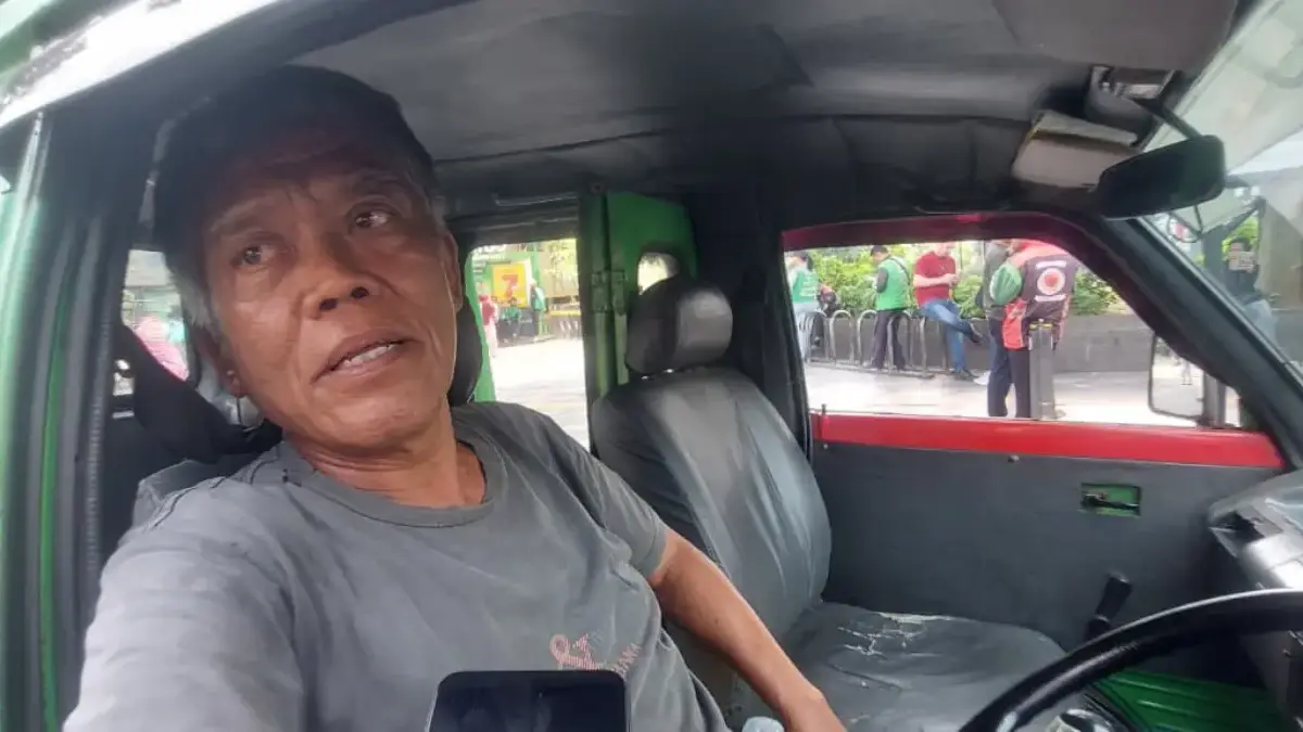 Salah seorang sopir angkutan kota (angkot) di Kota Bogor, Medi (68) denga trayek 03 rute Terminal Barangsiang