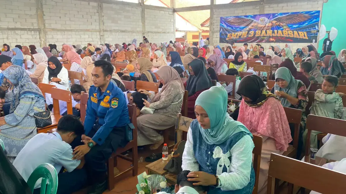 Anggota Damkar Ciamis Gantikan Orang Tua Siswa pada Momen Perpisahan damkar