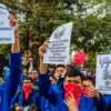 Massa aksi dari Aliansi BEM Seluruh Indonesia (SI) Jawa Barat melakukan aksi sambil memegang poster di Gedung