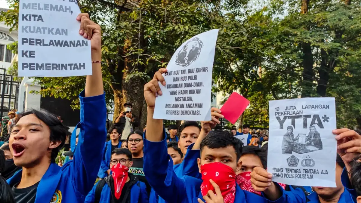29 Peserta Aksi di DPRD Jabar Diamankan, Polisi Selidiki 6 Orang Pembawa Benda Berbahaya Massa aksi dari Aliansi BEM Seluruh Indonesia (SI) Jawa Barat melakukan aksi sambil memegang poster di Gedung