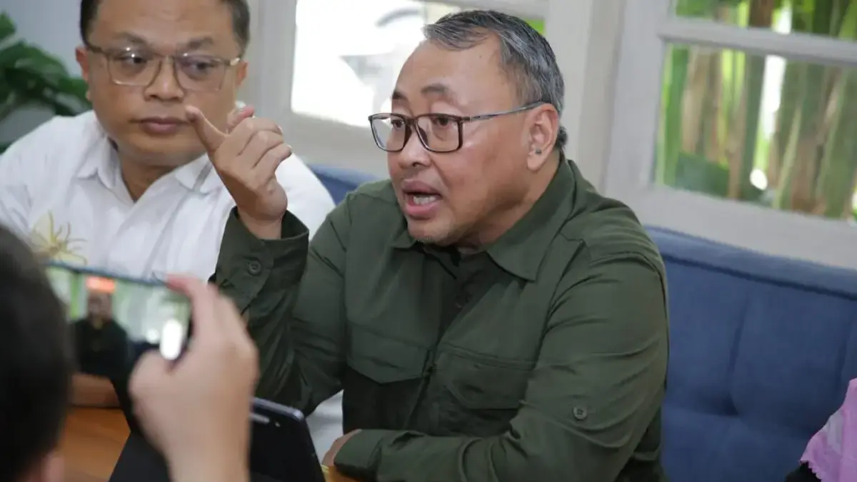 Ketua Komisi V DPRD Jawa Barat Yomanius Untung (kanan)
