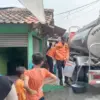 Petugas BPBD Kabupaten Bogor saat menyalurkan bantuan air bersih kepada warga yang terdampak kekeringan. FOTO: