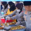 Polresta Bandung membagikan 500 paket makanan gratis kepada masyarakat di Alun-Alun Soreang, Jumat (19/6/2026)