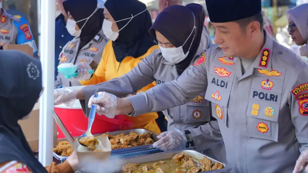 Polresta Bandung membagikan 500 paket makanan gratis kepada masyarakat di Alun-Alun Soreang, Jumat (19/6/2026)