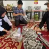 Asep Sopandi (kanan), warga Bojonghuni, berhasil mengubah limbah kertas menjadi berbagai produk kerajinan arti