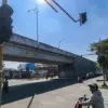 Pengendara sepeda motor melintas di dekat Alat Pemberi Isyarat Lalu Lintas (APILL) yang tidak berfungsi akibat