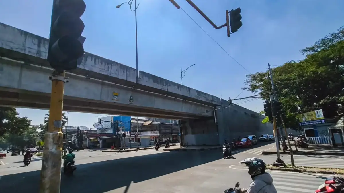 Lampu Lalu Lintas Padam di Sejumlah Titik Kota Bandung, Pengendara Keluhkan Arus Kendaraan Semrawut Pengendara sepeda motor melintas di dekat Alat Pemberi Isyarat Lalu Lintas (APILL) yang tidak berfungsi akibat